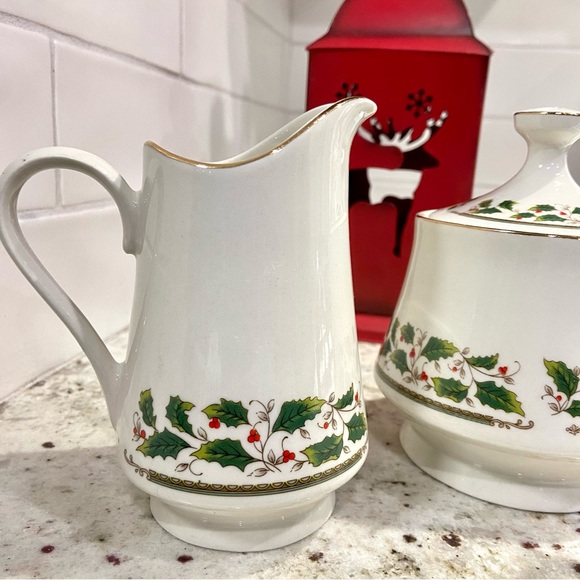 Royal Limited Holly Holiday Creamer & Lidded Sugar Bowl Vintage Set - Picture 3 of 10